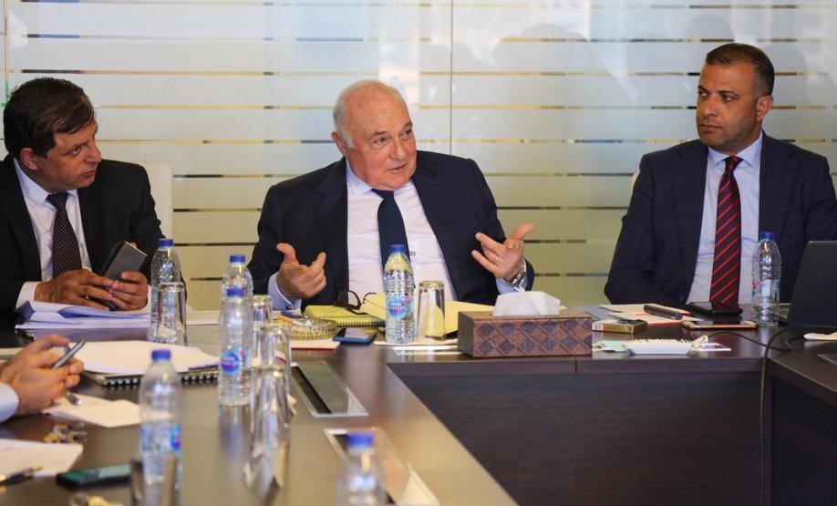 وزير المالية شكري بشارة يتحدث خلال لقاء مع مجموعة من الصحفيين في رام الله 